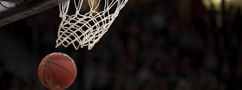 篮球运动员高高跃起扣篮的精彩动作